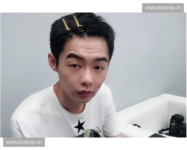 LOL职业选手草莓直播爆粗引热议网友围观掀起口角风波